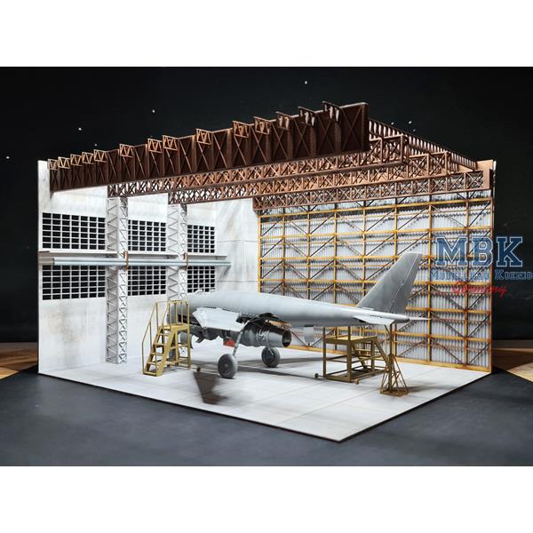 [ DWA032 ] Das Werk De Hangar - diorama van een vliegtuigwerkplaats 1/32