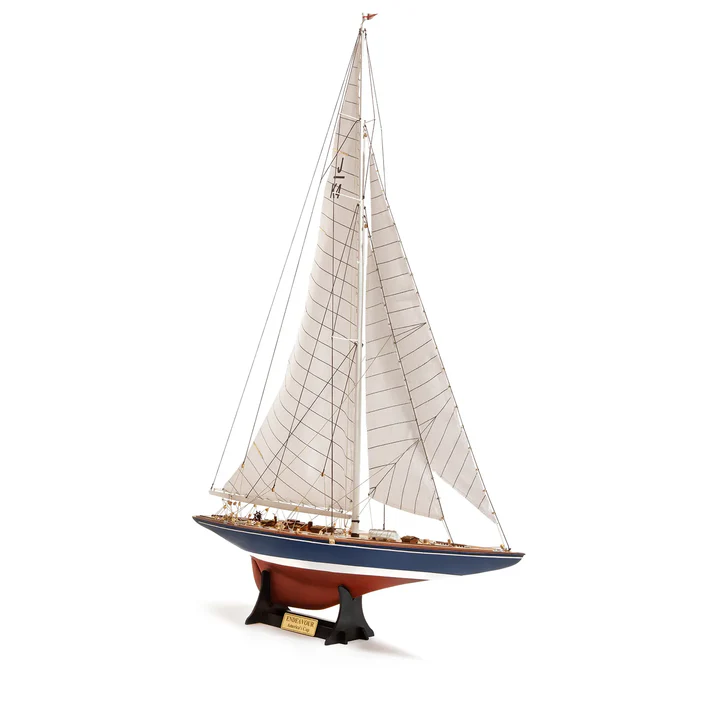 [ OCCRE12013] Endeavour Yacht Model  1934 America's Cup met paintset 90566 en standaard bootsteun