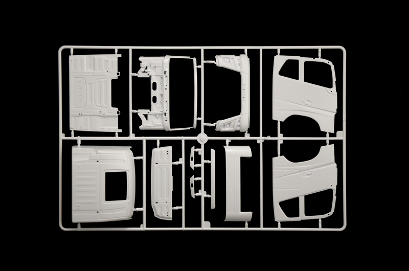 [ ITA-3970 ] Italeri Volvo FH16 Medium Roof 1/24