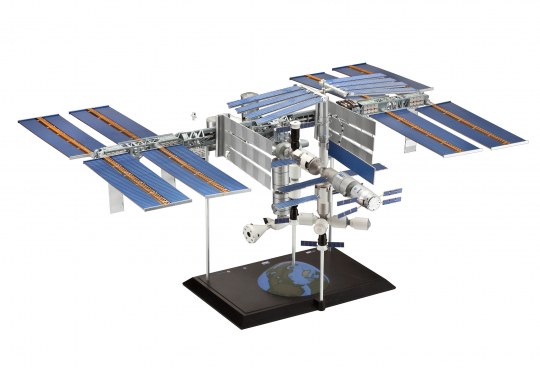 [ RE05651 ] Revell Cadeauset 25th Anniversary International Space Station ISS 1/144