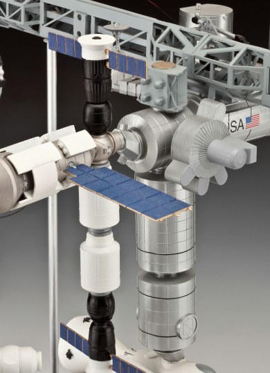 [ RE05651 ] Revell Cadeauset 25th Anniversary International Space Station ISS 1/144