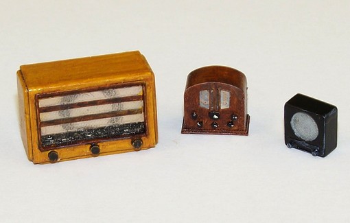 [ PLUSMODELEL031 ] Old radios 1/35 - 3 stuks (6798031)